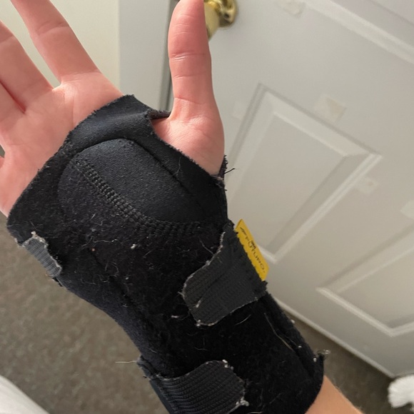 Wrist brace right wrist - Picture 11 of 13